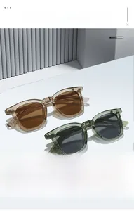 Nahaufnahme der Retro-Oversize-Sonnenbrille mit robusten Scharnieren und Schildpattrahmen