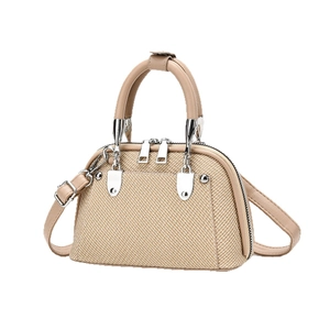 Schicke beige strukturierte Muscheltasche mit Griffen und silbernen Beschlägen für Damen