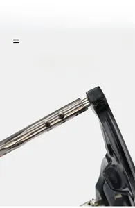 Detail der Sonnenbrille mit TR90-Scharnier, Metallkern und dekorativen Nieten