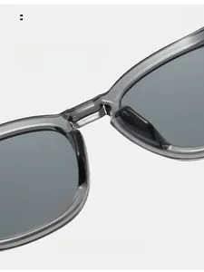 Details der bequemen integrierten Nasenpads bei grauer transparenter Sonnenbrille