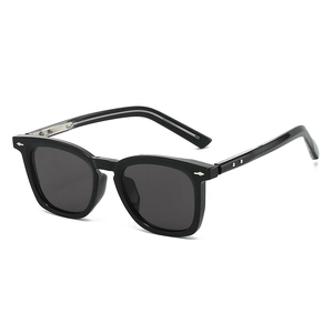 Klassische schwarze TR-Sonnenbrille mit quadratischem Rahmen, Silbernieten und Gläsern