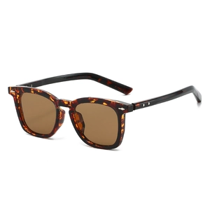 Klassische quadratische Sonnenbrille in Schildpatt-Optik mit braunen Gläsern