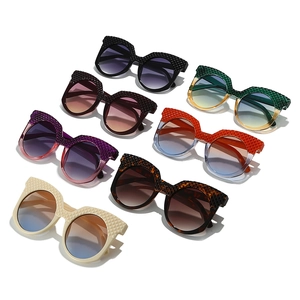 Oversized cat-eye sunglasses with textured frames and gradient lenses in 7 colors