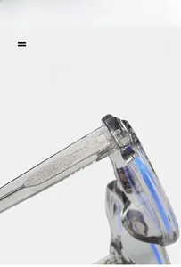 Détail macro d'une monture de lunettes gris transparent avec charnière en métal argenté
