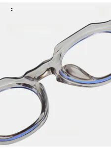 Gros plan sur les plaquettes de nez intégrées des lunettes translucides grises