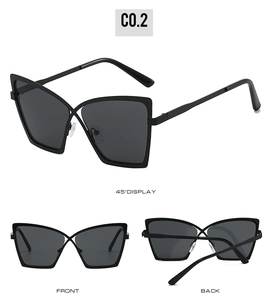 Trois angles de vue de lunettes papillon oversize avec monture noire et verres teintés