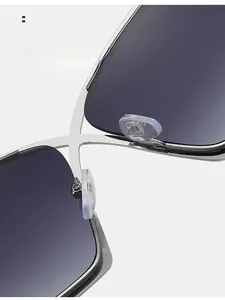Gros plan des plaquettes de nez en silicone sur monture de lunettes en métal argenté