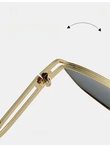 Vue macro des charnières métalliques de lunettes de soleil dorées polygonales