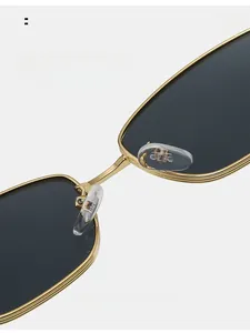 Gros plan des plaquettes en silicone confortables sur lunettes de soleil dorées