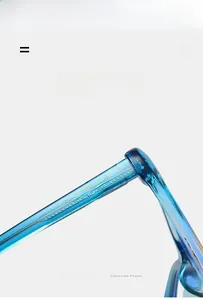 Détail de la charnière et texture de la monture chat bleu transparent et léger