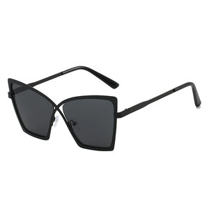Lunettes de soleil papillon surdimensionnées à monture noire et verres gris foncé femme