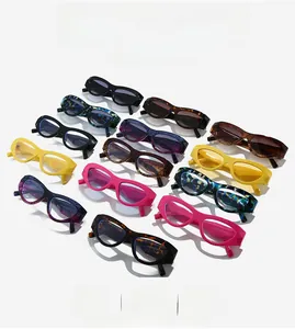 Vue détaillée de lunettes de soleil œil-de-chat épaisses en divers coloris et motifs