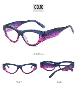 Vue détaillée de lunettes œil-de-chat avec imprimé tigre dégradé bleu-violet sous divers angles