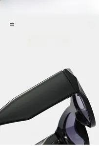 Détail de la monture de lunettes noir mat légère avec des branches ultra-flexibles