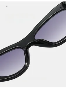 Détail des plaquettes de nez intégrées sur lunettes de soleil œil-de-chat noir et violet