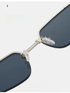 Makroaufnahme bequemer Silikon-Nasenpads an der silbernen Halbrand-Sonnenbrille