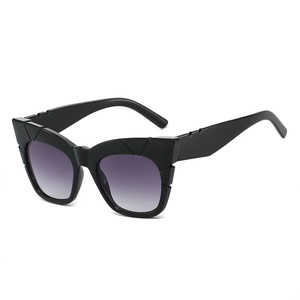 Fashionable square frame oversized sunglasses with gradient purple lenses and wide temples