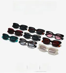 Collection de lunettes de soleil rétro carrées aux couleurs variées avec montures polies