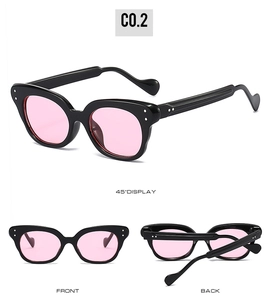 Vues sous trois angles de lunettes de soleil rétro à monture noire et verres roses