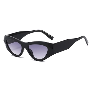 Lunettes de soleil œil de chat rétro avec monture noire épaisse et verres dégradés