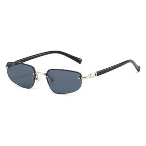 Moderne rechteckige randlose Sonnenbrille mit dunkelgrauen Gläsern und Silbersteg