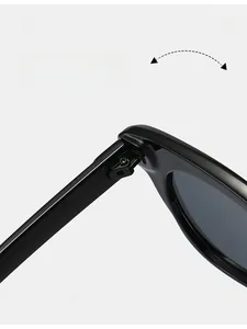 Détail macro d'une charnière en métal robuste sur lunettes de soleil noires brillantes