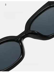 Détail des plaquettes de nez intégrées confortables pour lunettes de soleil noires
