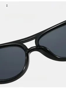 Detail of the integrated nose pads on black oversized pilot sunglasses for women