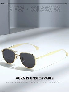 Détail de lunettes aviateur en métal doré avec double pont et verres haute définition