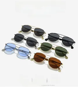 Vue détaillée de diverses lunettes de soleil aviateur avec monture métallique à double pont