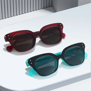 Lunettes de soleil œil-de-chat rétro avec montures bordeaux et noir-vert à rivets argentés
