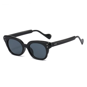 Lunettes de soleil noires avec protection UV et branches au design ondulé unique