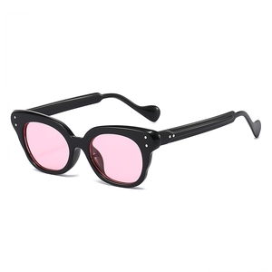 Lunettes de soleil noires à verres roses, branches ondulées et rivets sur fond blanc