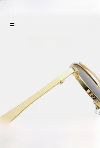 Détail macro de la charnière en métal doré élastique et monture de lunettes de soleil
