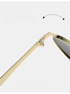 Gros plan sur la charnière dorée durable et les verres gris de ces lunettes aviateur