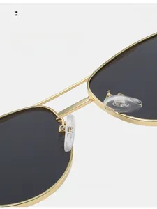 Gros plan sur les plaquettes en silicone de lunettes aviateur en métal doré poli
