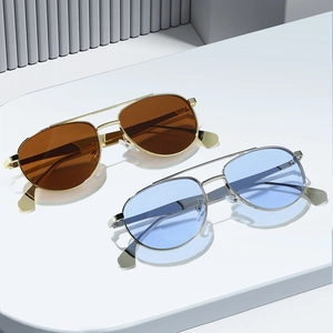 Lunettes de soleil aviateur classiques avec double pont et monture en métal chic