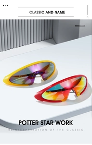 Détail de lunettes de sport colorées jaune et rouge sur un support géométrique blanc