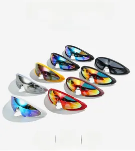 Détail de lunettes de soleil de sport colorées avec protection UV pour le cyclisme