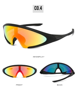 Gros plan sur des lunettes de cyclisme noir mat avec verres dégradés anti-UV colorés