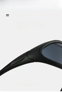 Détail de la branche de lunettes de soleil noir mat léger et élastique à texture sport