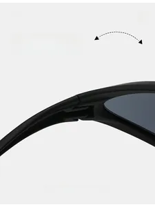 Vue détaillée de la charnière robuste noir mat sur des lunettes de sport haute performance