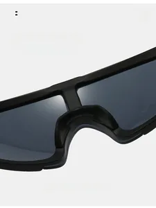 Détail du support de nez souple intégré sur des lunettes de soleil de sport noir mat