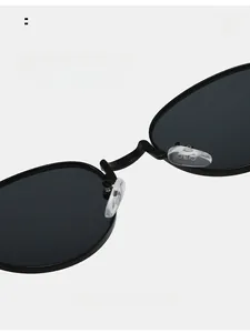Détail des plaquettes de nez réglables en silicone sur lunettes de soleil ovales