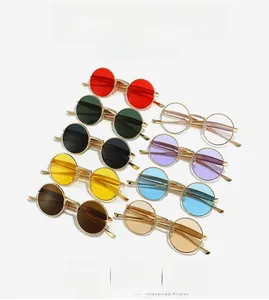 Vue à plat de lunettes de soleil ovales rétro en métal avec neuf coloris de verres variés