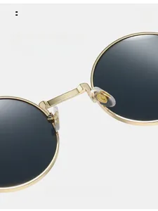 Détail du pont en métal doré et des plaquettes de nez en silicone de lunettes ovales
