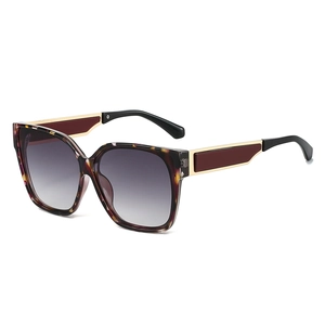 Fashionable square leopard print sunglasses with gradient lenses and UV protection