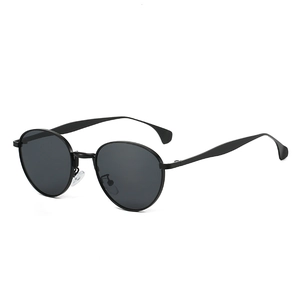 Lunettes de soleil ovales rétro en métal avec verres noirs et design minimaliste élégant