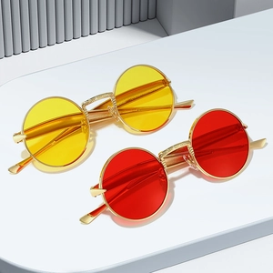 Lunettes de soleil ovales vintage en métal doré avec verres rouges et jaunes vifs