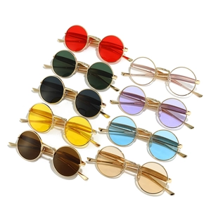 Lunettes de soleil ovales en métal rétro avec verres colorés et monture dorée vintage